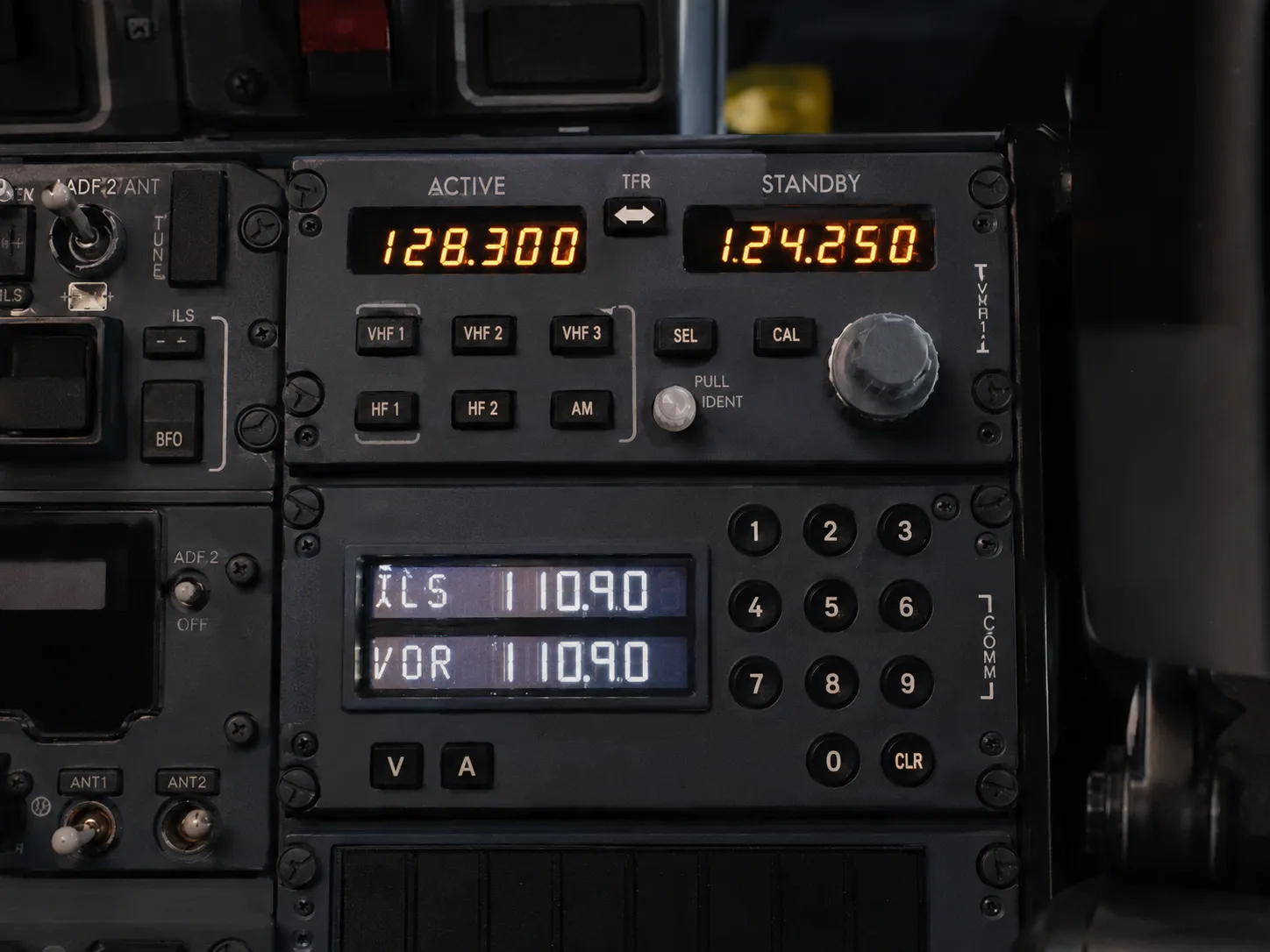 Painel de rádio VHF no cockpit