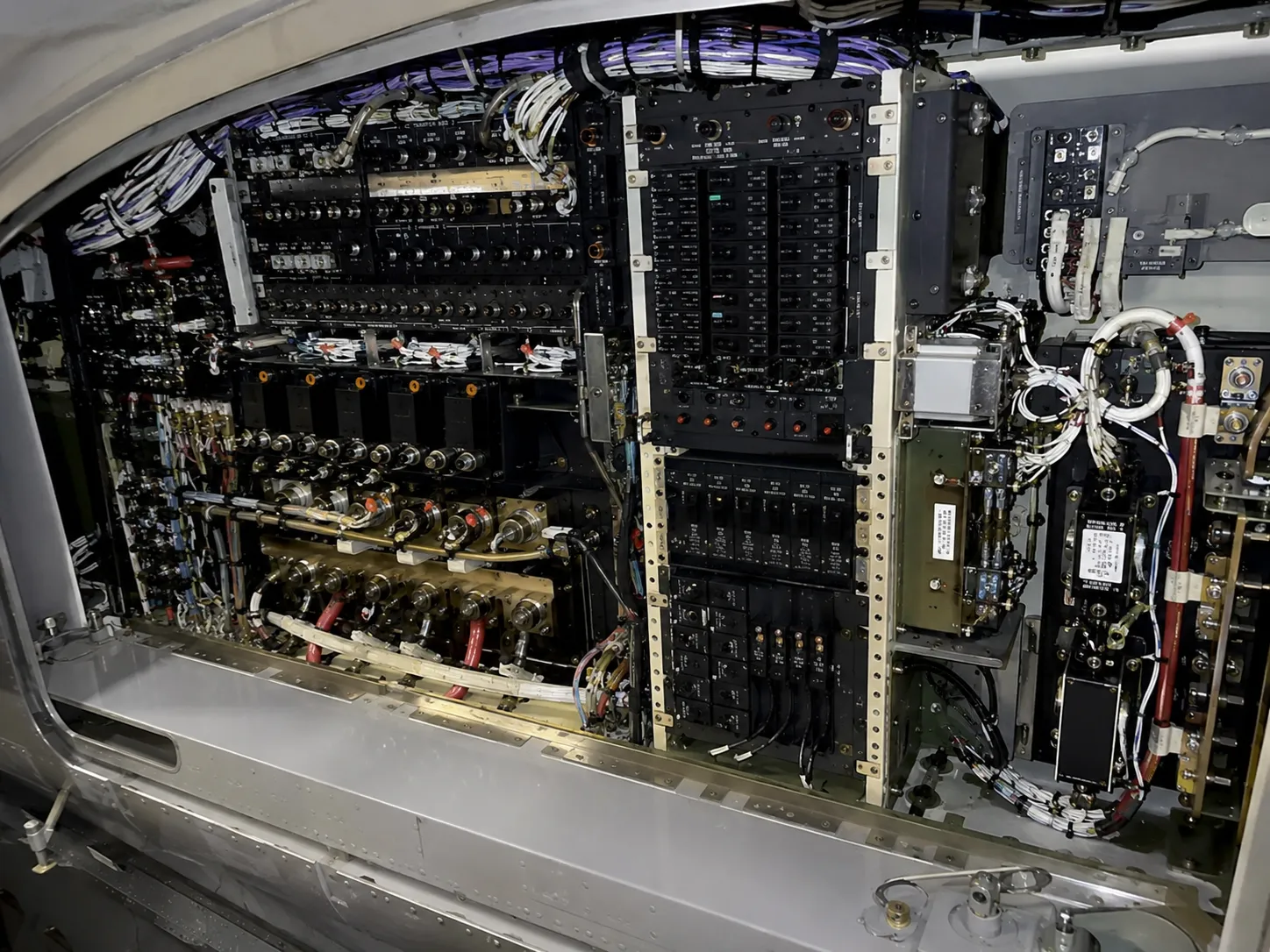 Compartimento elétrico da aeronave com módulos, cablagens e proteções do sistema de distribuição elétrica