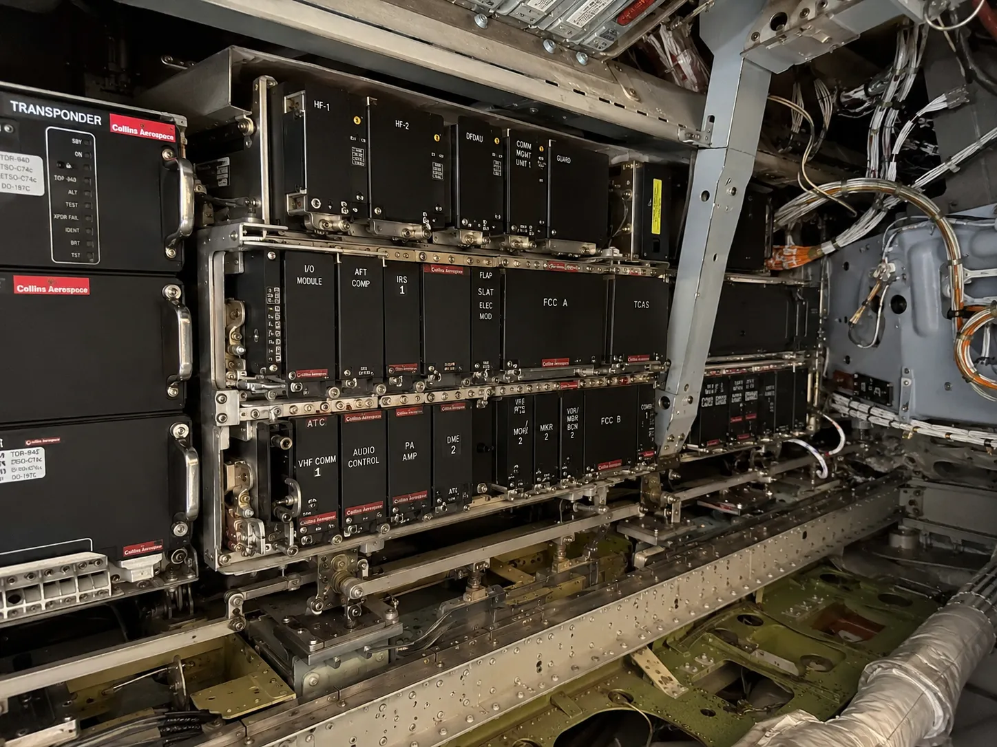 Unidade CMU instalada em rack eletrônico no compartimento de aviônicos
