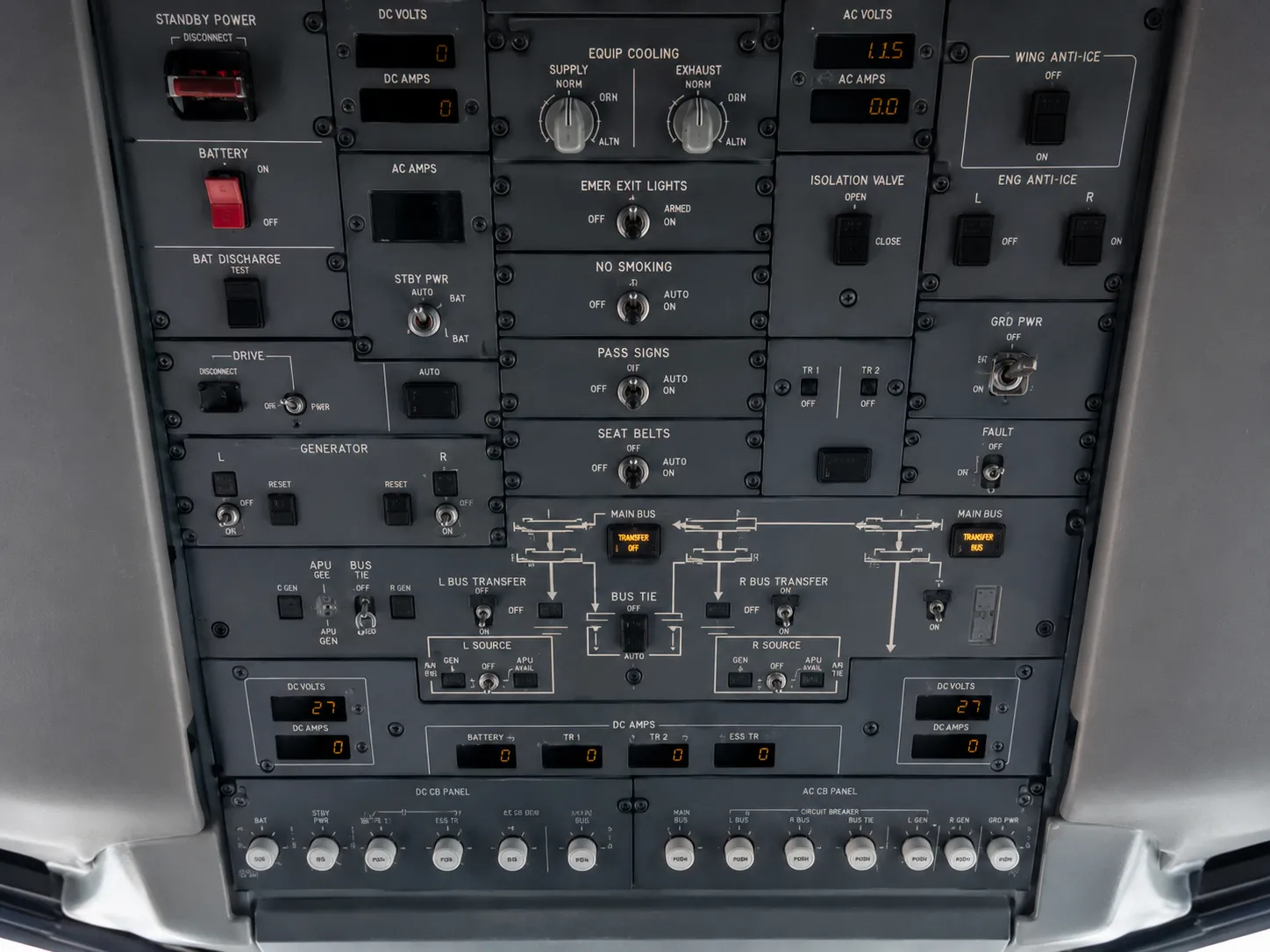Painel superior no cockpit para monitoramento de voltagem e amperagem dos barramentos elétricos
