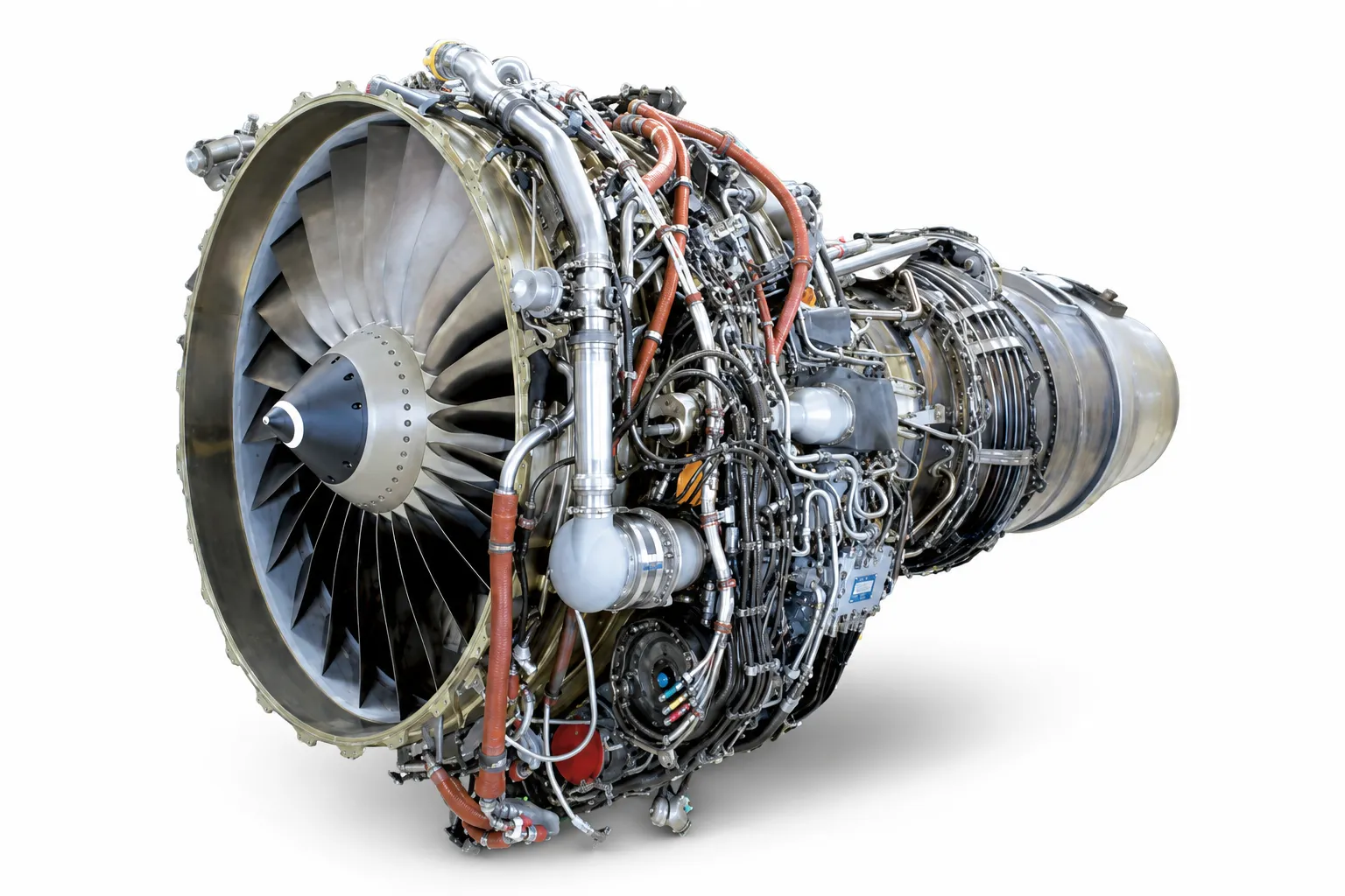 Motor CFM56 em fundo branco