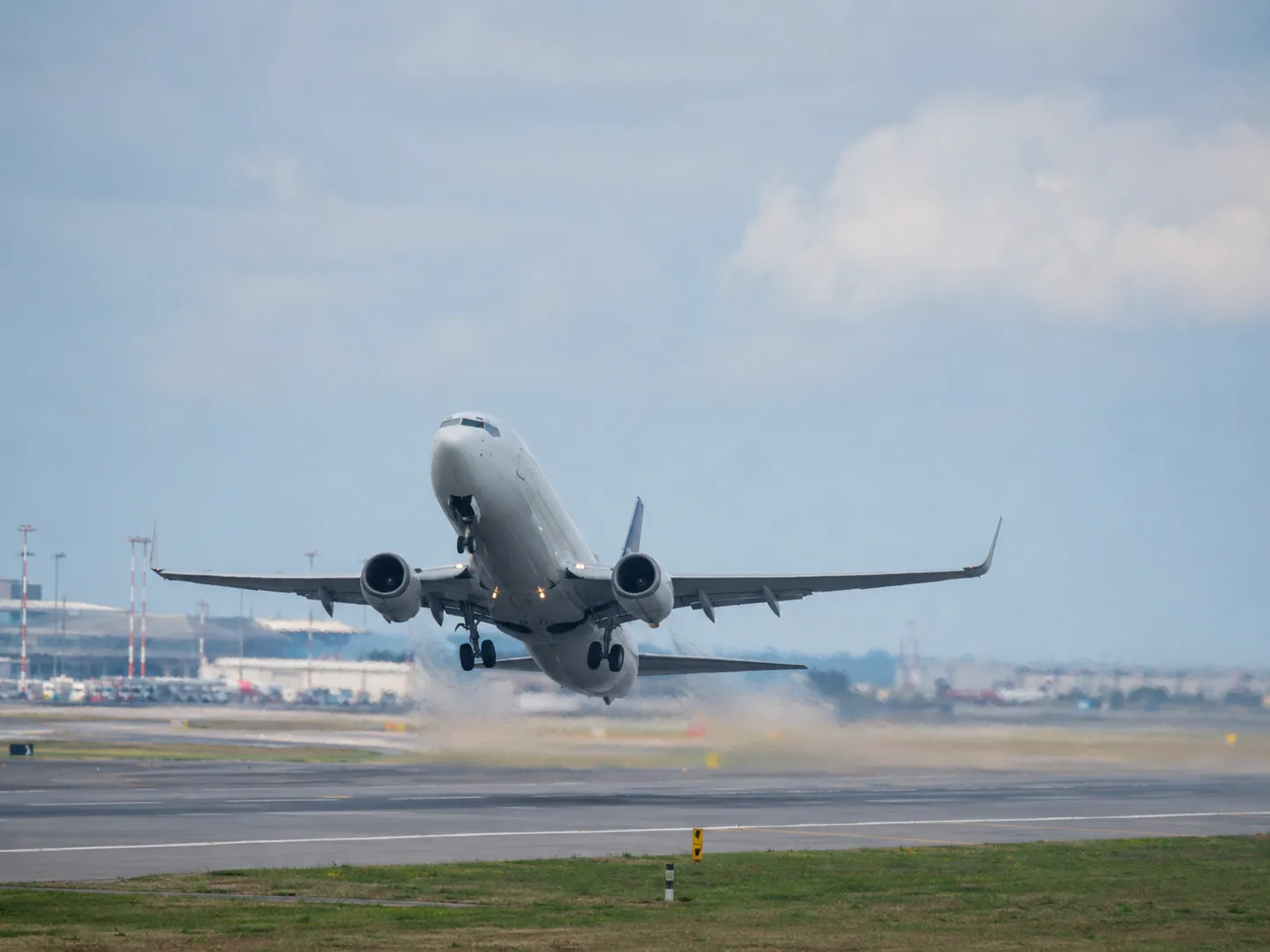Aeronave decolando em dia quente e úmido
